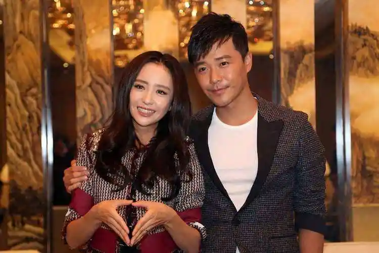 佟丽娅陈思诚同框被疑复合女方帮男方整理衣服画面甜蜜宛如夫妻