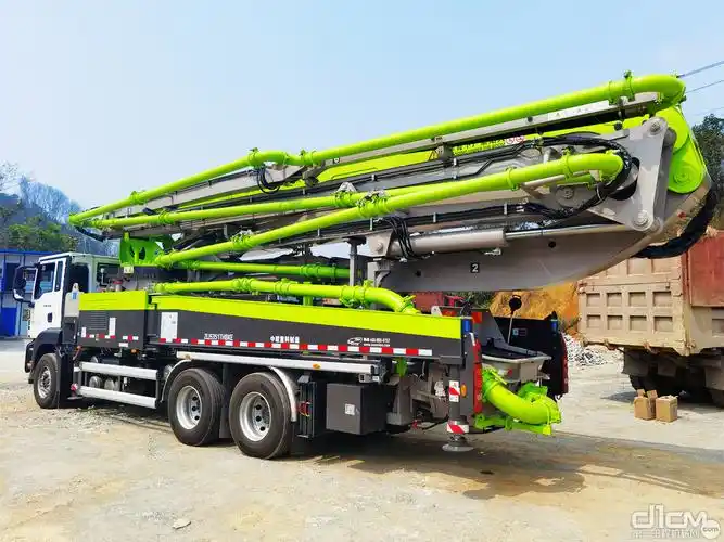 助建中越边境新国门中联重科老中青三代泵车展雄风