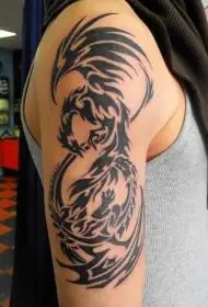 手臂黑色的部落凤凰纹身图案