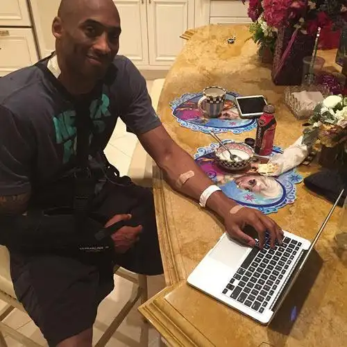 科比自曝术后生活照左手操作电脑面露微笑图