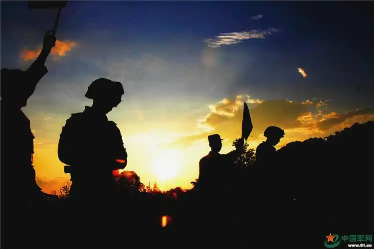 武警官兵烈日下的枪手对决 彰显尖刀锋芒 - 中国军网