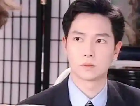 合作《哑巴新娘》时,谢祖武早已娶妻生子,妻子还经常带小孩来探班.