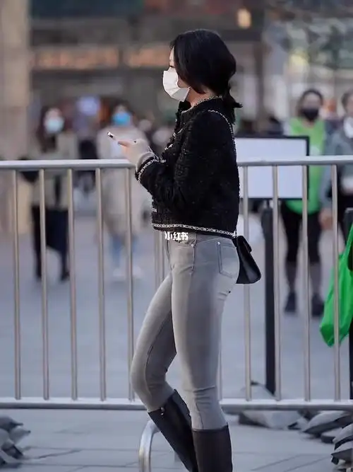 三里屯牛仔裤黑色皮靴小姐姐穿搭