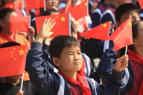 学生向国旗敬礼.