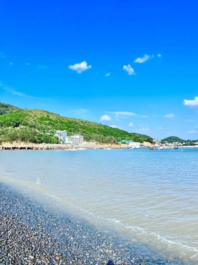 99小众黑沙滩/乌石塘 99定位:舟山市朱家尖漳州湾乌石塘 	 90