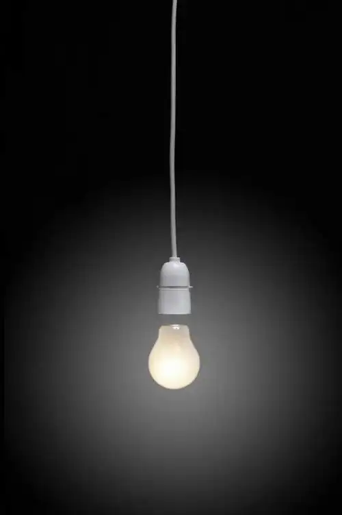 室内,特写,白天,正面,静物,照明,阴影,黑色背景,光线,灯泡,影子,灯光