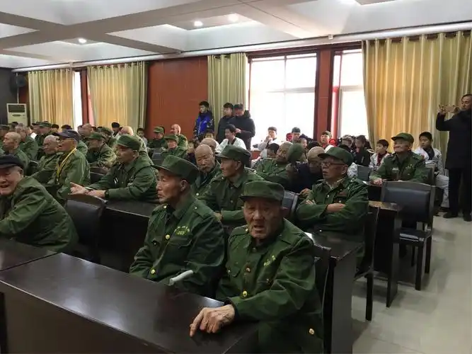 龙威跆拳道教育带领孩子们义卖苹果慰问疗养院退伍老军人