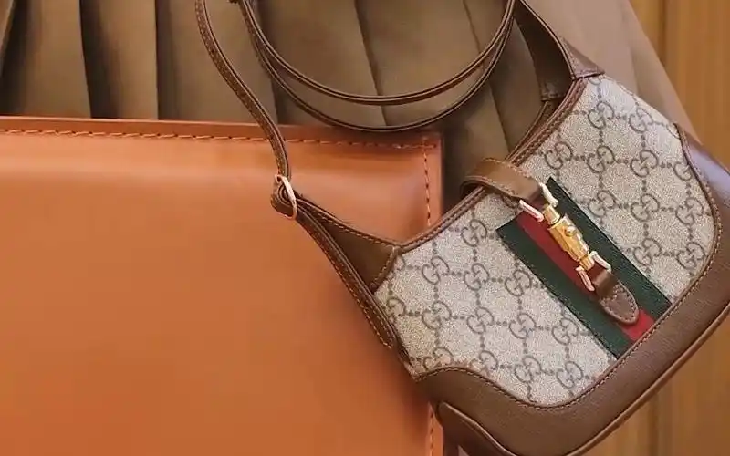 gucci1961高版jackie复古经典两条肩带设计,让人拥有不同的风格魅力