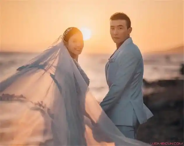 刘畊宏和王婉霏拍婚纱照上身半裸大秀身材令人耳目一新