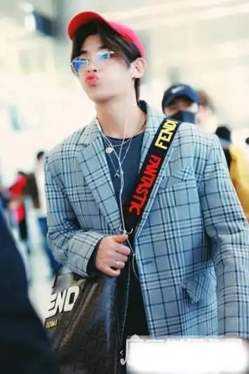 包括范丞丞,朱正廷,黄明昊,丁泽仁,黄新淳,李权哲,毕雯珺七位成员