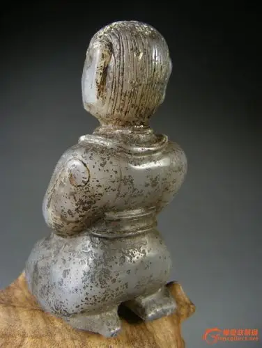 和田青玉带灰*黑沁色大玉跪人