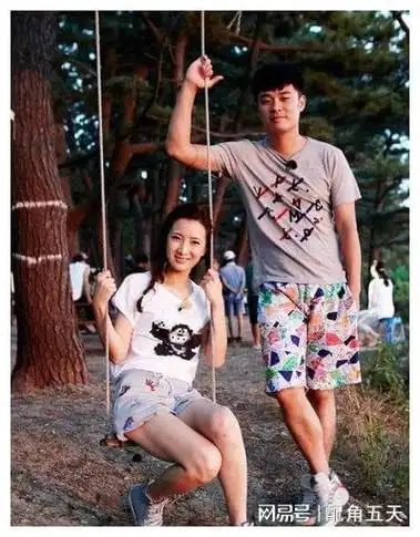 张子萱晒与陈赫不打码合照,贴头对视夫妻相足,正宫的位置已坐稳