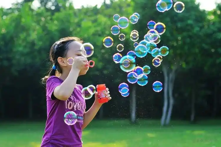 一个个五彩缤纷的泡泡,载着我们五彩的梦向着空中上升,上升