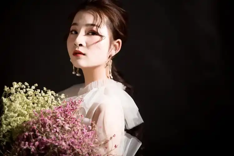 近日,歌手欣宝儿发布个人全新单曲《我是你的格桑花