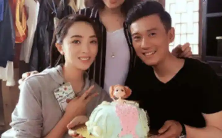 回顾演员徐洪浩比妻子大10岁戏里演父女戏外恩爱幸福惹人羡