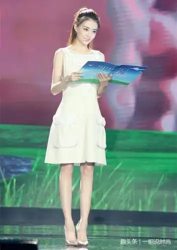 曾经的徐璐,还有一股未退去的少女味,身穿白色连衣裙,脚踩银色高跟