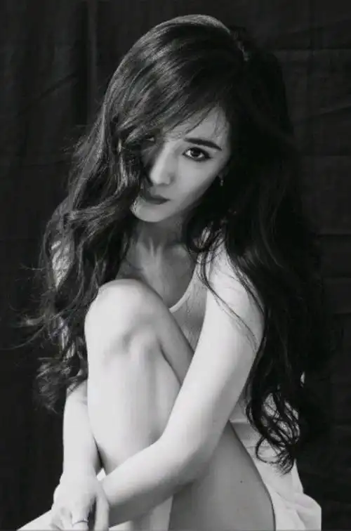 杨幂黑白写真,妩媚又性感!