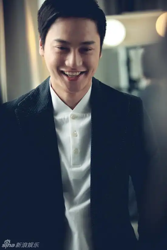 05 13:53:24 4 / 4 新浪娱乐讯 青年演员郭晓然近日推出最新写真,俊朗