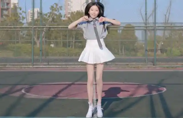 欣小萌操场热舞百褶短裙衬衫小领带高速转圈彰显舞蹈功底