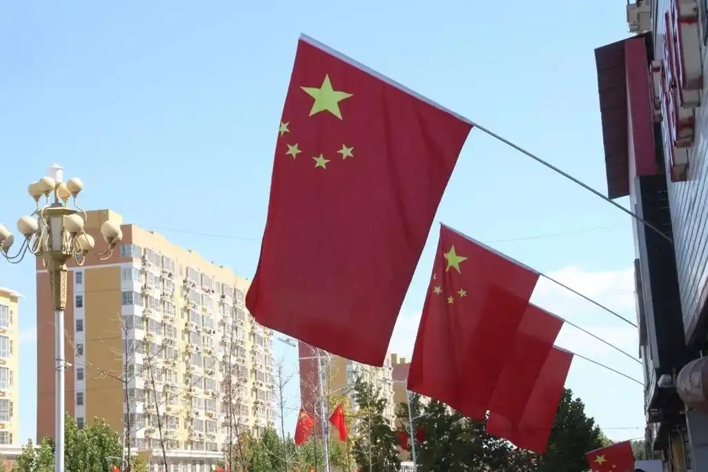 挂国旗迎国庆容城营造浓厚节日氛围