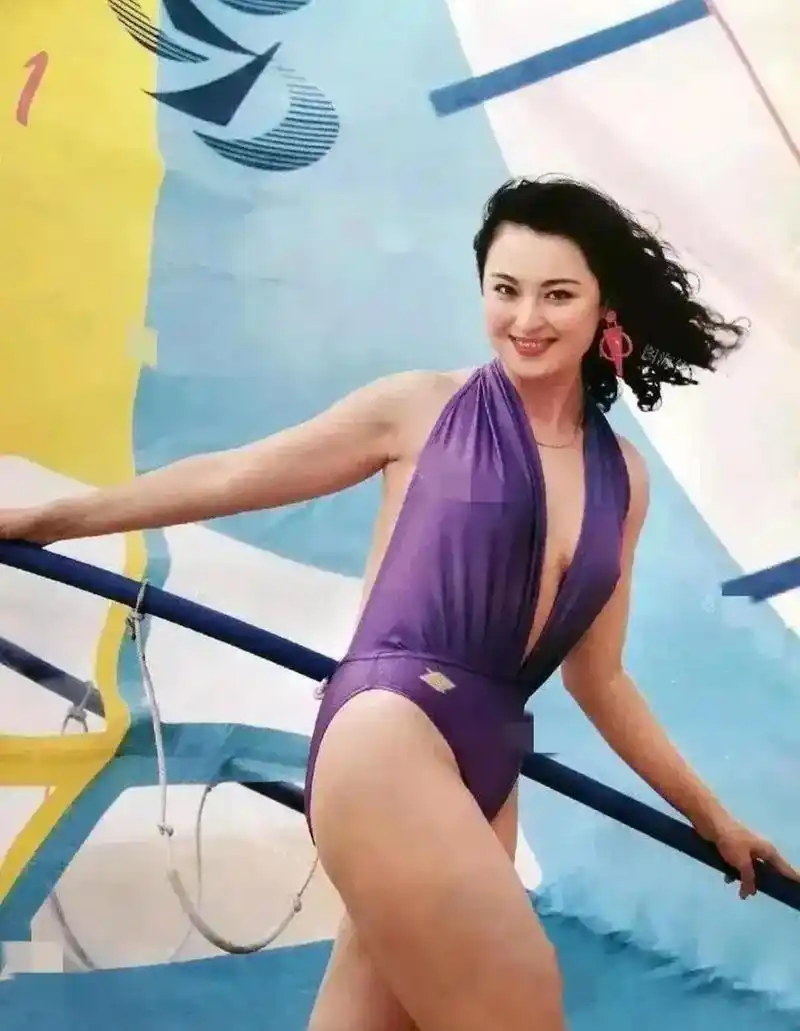 王璐瑶年轻时的泳装挂历照,引得人们纷纷侧目.