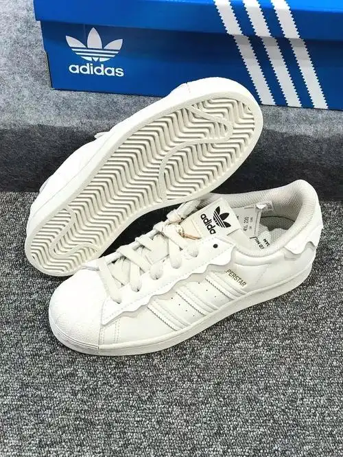 99整个鞋面以奶油色呼应主题,外观看起来也十分复古,鞋跟和鞋侧采用