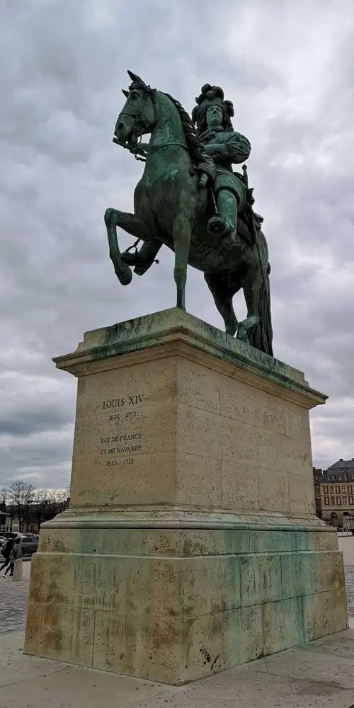 梵尔赛宫广场上的路易十四青铜塑像