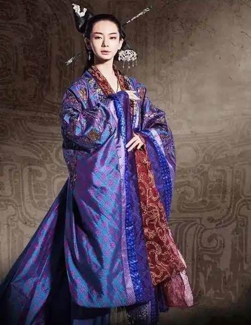 都说戚薇古装不好看,当看到她新剧的造型后,气场把控大十分_天下_角色