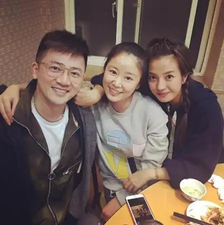 《还珠格格》主角合体! 赵薇紧勾苏有朋,林心如灿笑