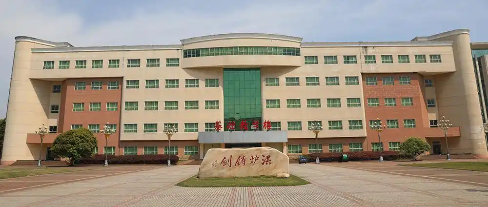 陆军步兵学院是一所培养新型陆军步兵初级指挥军官的高等教育院校.