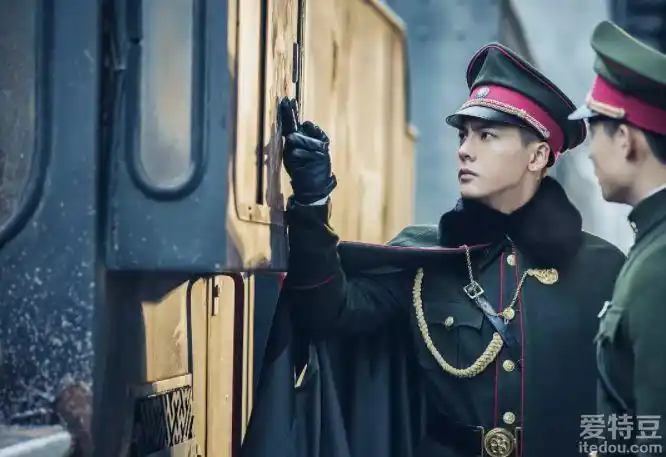 中他经典的军装扮相俘获一众女粉,合体的毛呢军装搭配毛领大氅,脚蹬