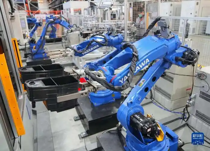 12月25日,廊坊经济技术开发区一家汽车配件企业的机器人在工作中.