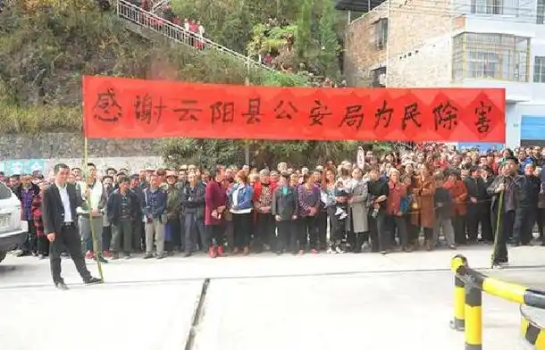 p>2001年4月25日晚,重庆市云阳县农坝镇某加油站内发生一起凶案,值班