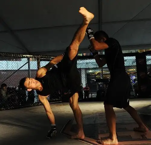 图文:重庆市民pk综合格斗 表演鞭腿进攻