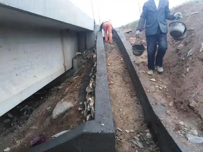 联盟互通主线二号桥急流槽施工.