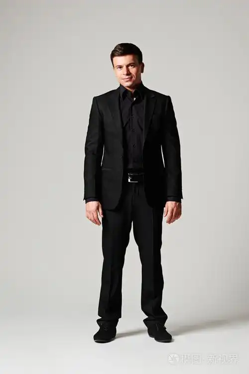 时尚穿着黑色西装的男人照片-正版商用图片1bc5ua-摄图新视界