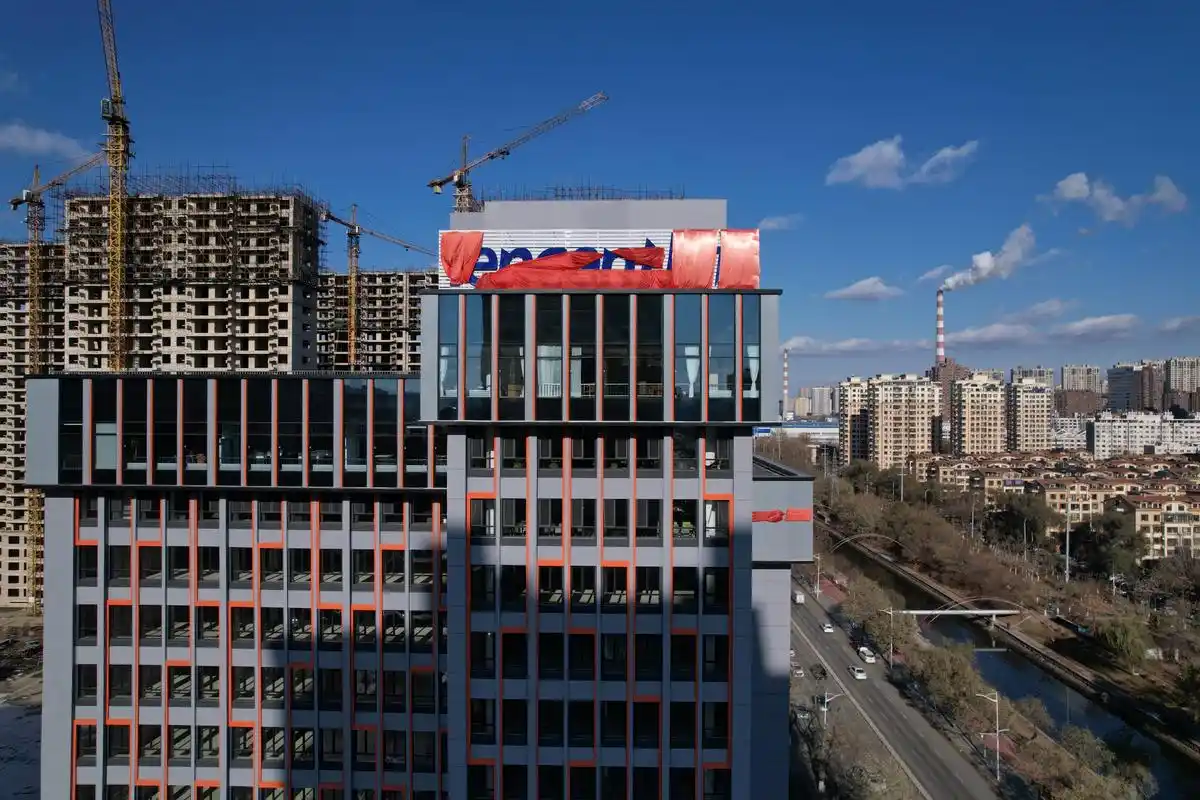 在沈阳市铁西区北四路与卫工街交叉口西北角,一座新的建筑吸引了醇乙