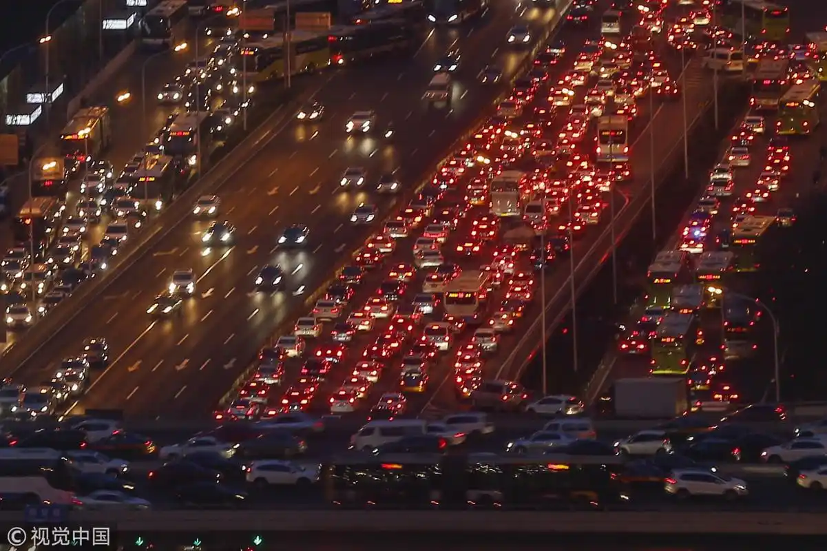 假期后首个工作日北京的晚高峰一片红