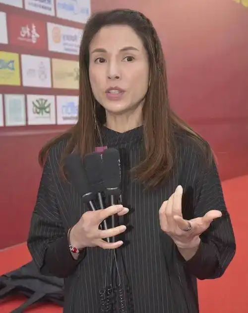 李若彤近照,54岁无岁月痕迹,她与郭应泉相恋十年,为何要分手_小龙女