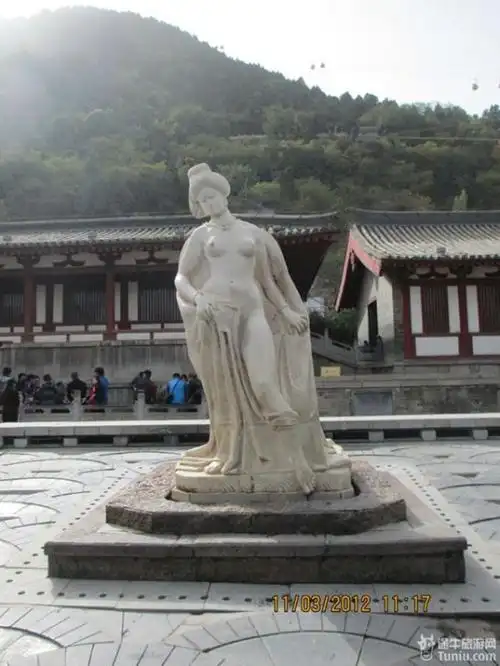 华清池里的贵妃出浴雕塑