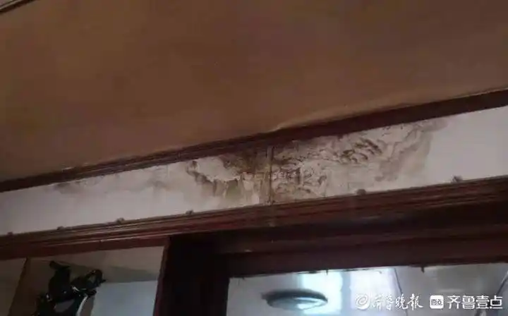 群租房两室变四间,水管破裂楼下住户遭殃,中介:已有解决方案