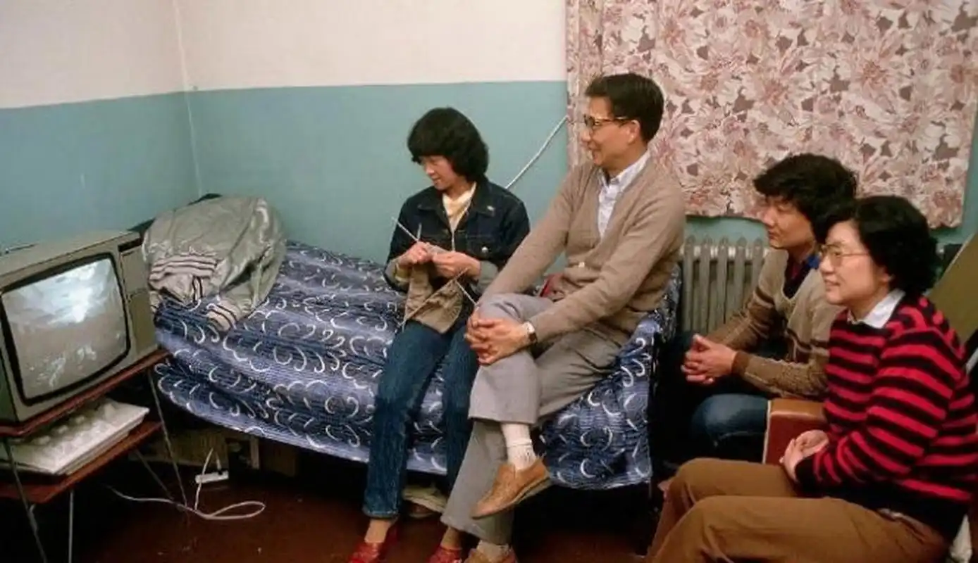 80年代,一家人坐在一起看电视,其乐融融