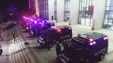jsv江铃改装红蓝爆闪警灯划破夜空,由江铃改装车股份公司改装的30辆