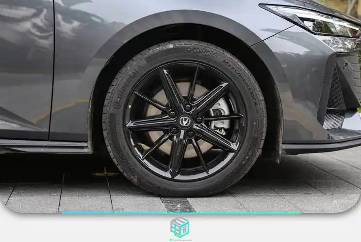 轮胎方面,车辆采用了规格尺寸为235/45 r18的马牌mc6轮胎,作为一台