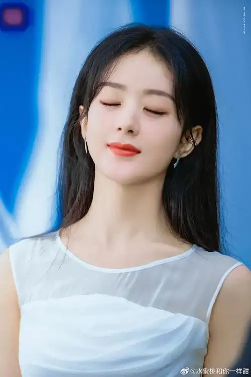 赵丽颖温婉女友氛围大片##赵丽颖回眸好美##赵丽颖丝巾发带造型##abc