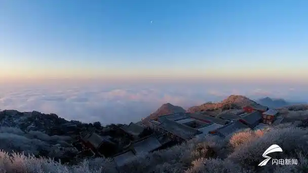 泰山之巅现壮美的云海奇观,站在山巅远眺,巍峨的山脉在缥缈的云雾中若