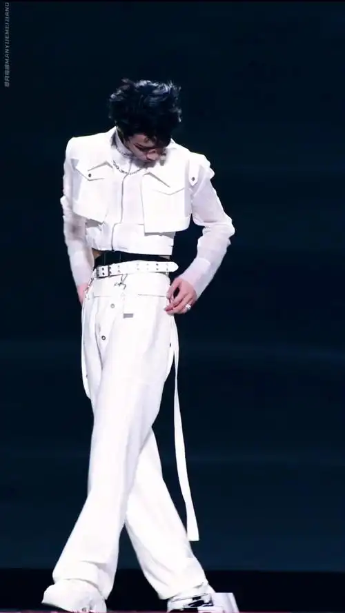 长腿和帅气脸蛋的拥有者超绝bg感刘耀文状态这么好的演员真的很适合