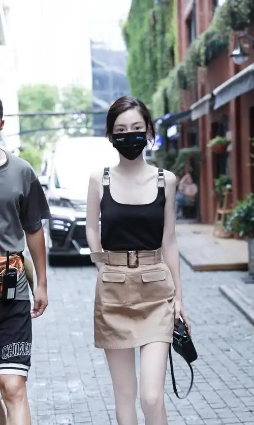 angelababy又美到我了,背心配半身裙随性低调,漂亮大气|杨颖|高腰