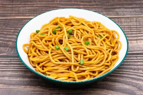 木桌背景一盘港式车仔面