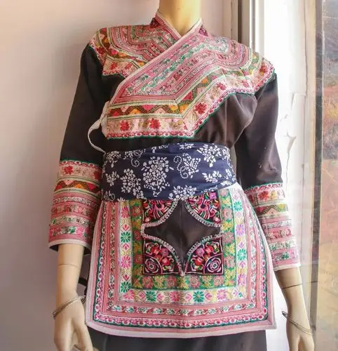 " 一路传承 "今年,兰师傅在浙江景宁县举办的"中国浙江畲族服饰设计"